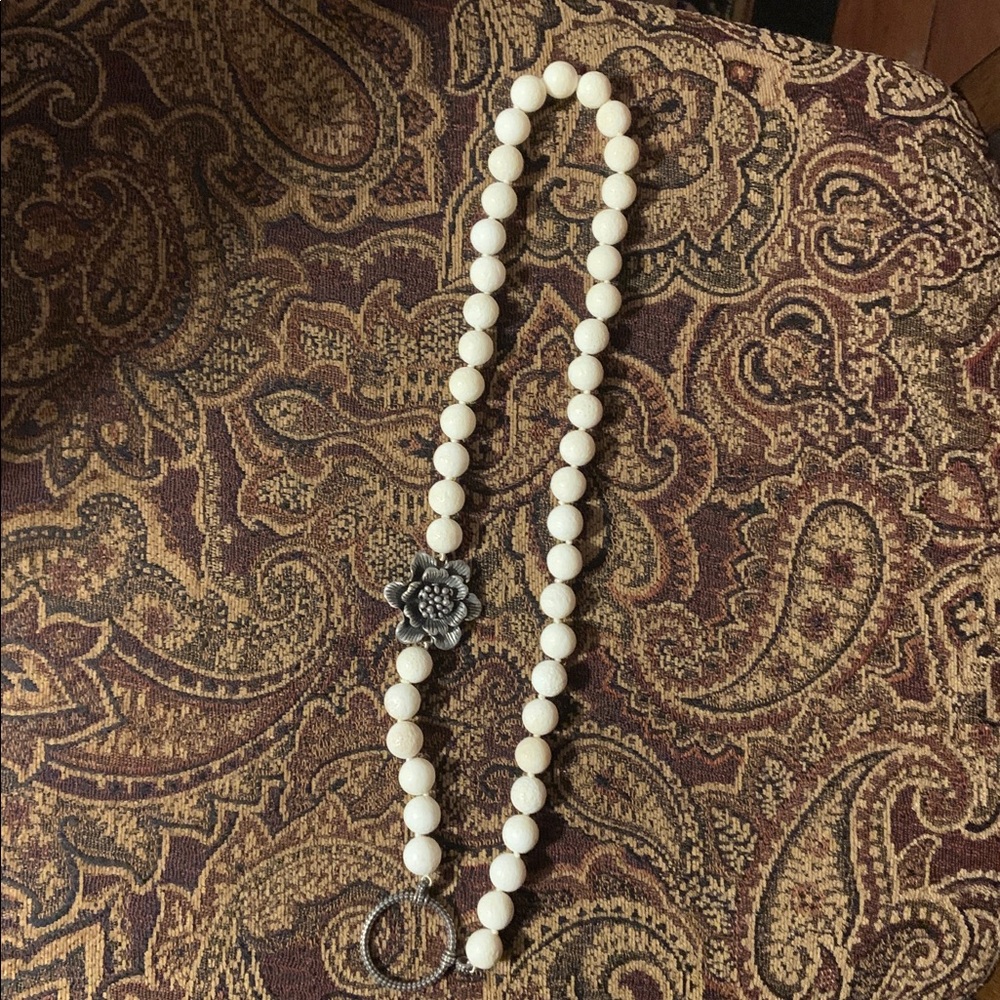 La Loop White Coral Beaded Necklace/eyeglass‎ holder with Silver Flower Accent